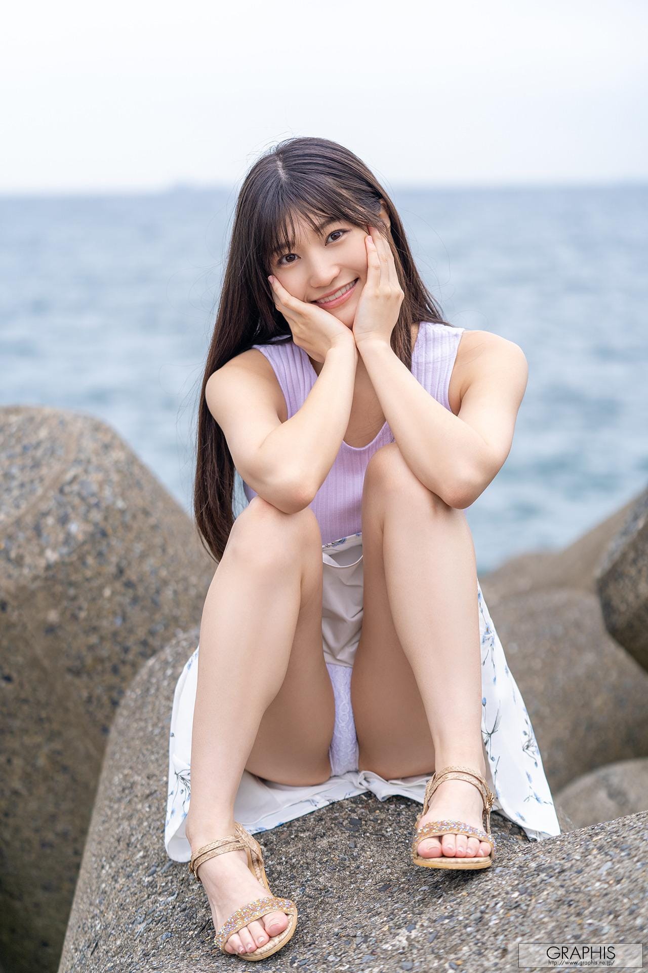 海边堤坝背景下的小清新户外性感女性诱惑